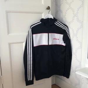 Adidas tracktop - En svart adidas tracktop, köpt i London och sparsamt använd. Är öppen för diskussion eller förhandlande av pris.