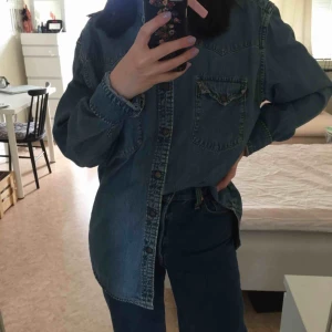 Jeansskjorta  - Sååå fin men nu är det dags för denna pärla att vandra vidare till nästa lyckliga ägare💕 passar fler storlekar beroende på hur man vill att den ska sitta, jag på bilden brukar ha strl S. 📬 Frakt 55 kr