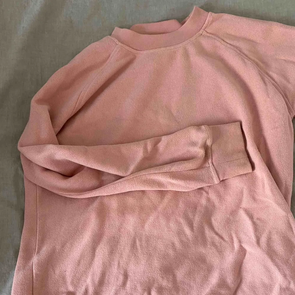 Superskön sweater från samsoe samsoe i den perfekta rosa färgen. . Hoodies.