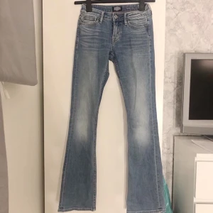 Blå bootcut jeans  - Blåa bootcut jeans ifrån cricket🦋se sista bilden för mer information om storlek!! Köpte för 700kr säljer för 300kr💫💫