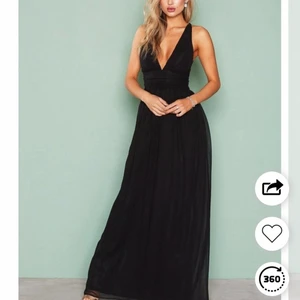 Balklänning  - Säljer min balklänning från Nelly i storlek 34 ( svart). Använd en gång, öppen i ryggen med band där bak. Köpt för 599kr och säljer nu för 400kr. Du kommer stå för frakten 