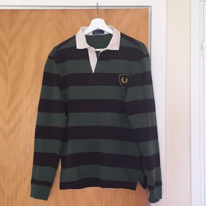 Fred Perry Rugby Tröja - Size S, varan kan skickas med post där köpare står för frakt. (Tar 2-3 arbetsdagar att anlända) 
