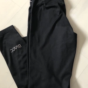 Blacc - powertights - svart - Blacc träningstights, originalpris 179 mitt pris 100kr + frakt (finns möjlighet att mötas upp och slippa frakt om du bor nära)