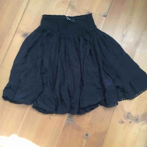  - Supergullig kjol med fina detaljer i kjollängden från Bikbok. Aldrig använd trots att lappen är borta. Stretchigt material och kan användas som topp eller kjol. Pris inkl frakt 100kr