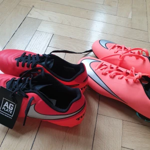 Fotbolls skor nike - Säljer mina helt oanvända fotbolls skor från nike, båda är i strl 40. Köpa på stadium för ca 2600 kr tillsammans. Lapparns på skorna är kvar! Jag säljer båda för 1000 kr