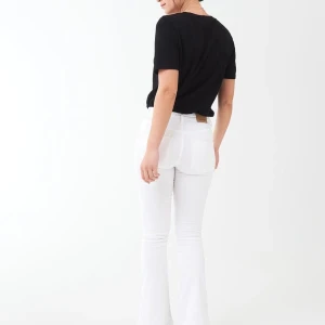Vita bootcut jeans - Helt nya bootcut jeans från gina tricot. Köpt för 599kr och säljer för 299, alltså får ni 50% rabatt ;) Kan mötas upp eller skickas, men då står ni såklart för frakten 🥰