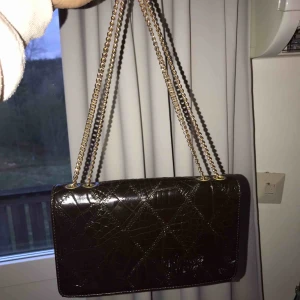  - Brun väska/clutch med guldkedja. 