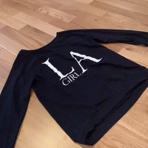 LA GIRL 𝐿𝒶̊𝓃𝑔𝒶̈𝓇𝓂𝒶𝒹 🖤🤍 - Tunn långärmad LA GIRL tröja 