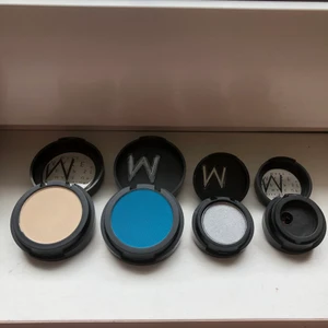 Make up store ögonskuggor - 30kr/st.  Fina ögonskuggor från make up store, helt oanvända. Det finns även diamanter som man går att bära på ansiktet. Vid köp av fler så kan frakten bli billigare 