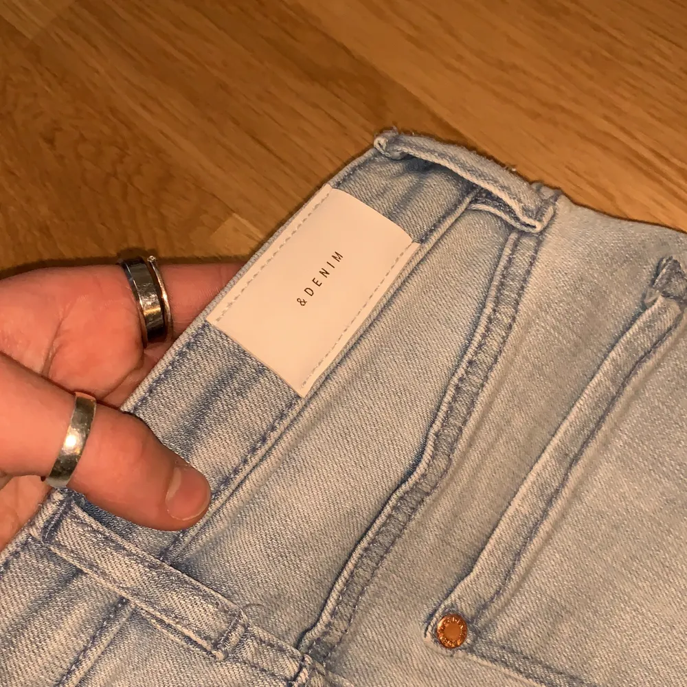 Högmidjade denim jeans med snygga hål på knäna. Bra passform och modellen är korta ben. Använda några få gånger.. Jeans & Byxor.