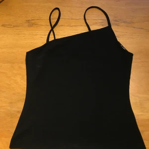 Topp med sned ringning  - Oanvänd, lapparna kvar. Sjukt fin med osymmetrisk ringning.