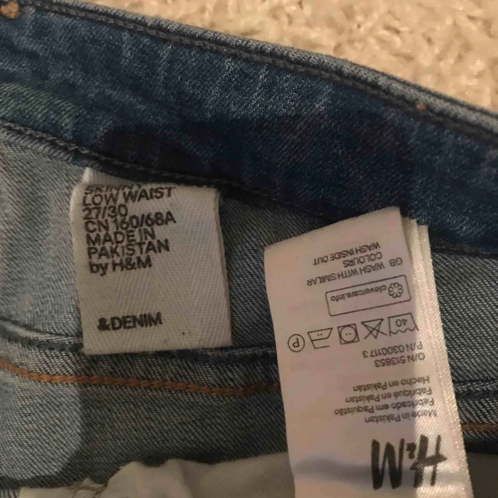 Säljer mina Low Waist jeans, köpta på H&m, passar XS och S. Köparen står för frakten, kan hämtas även på plats😊. Jeans & Byxor.