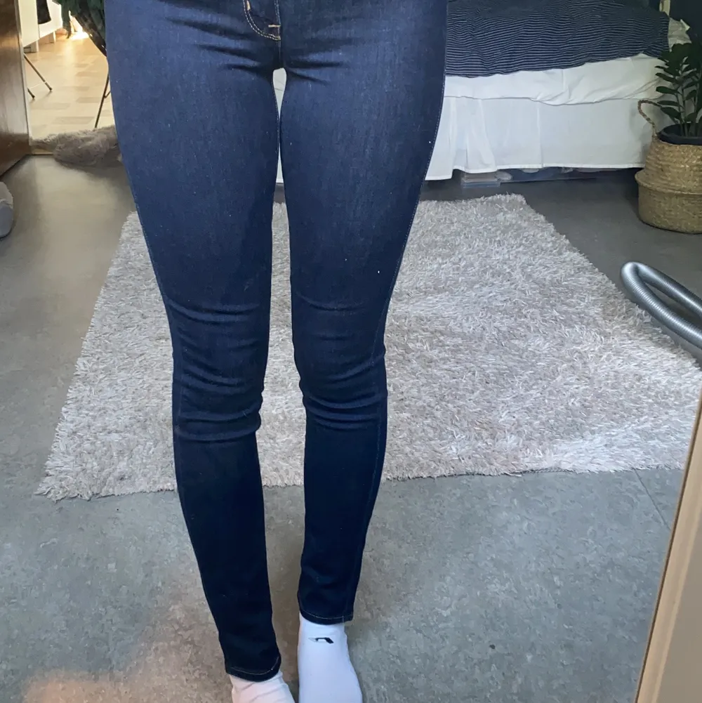 Säljer dessa oanvända levi’s jeans. Köpta i USA för något år sedan. Modellen är 721 high rise skinny. Storleken är 27 vilket motsvarar en något större S. Jag är 176 cm och de sitter perfekt i längden på mig! Säljer för 399 men det går att pruta! ☺️. Jeans & Byxor.