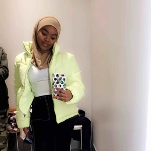 Bufferjacka - Jag hade tänkte sälja min jättefin neon jacka här. Den är jackan har räddar alla mina basic outfits. Pga av den snygga färgen.  Jackan har en ståkrage samt dragkedja fram. sidfickor. Elastisk dragsko i nederdelen. Nypris 399kr)