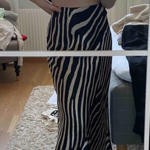  - Intressekoll!!! Gillar fortfarande kjolen mycket, men vid bra bud kan jag tänka mig sälja. Slutsåld förra sommaren, från h&m. Silkeskjol i superfint mönster. Köpte den sen-sommar vilket gjort att jag inte fått mycket användning för den, alltså bra skick!