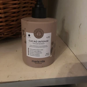 Färgbomb - Säljer en färgbomb i en mörkbrun färg. Säljer för jag blivit blondin. Använts två gånger 