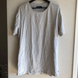 Stor ljusgrå t-shirt - T-shirt från Riley. Suuperskönt material. Sparsamt använd.