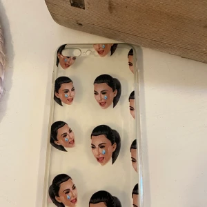 Skal crying Kim  - Säljer detta mobilskal med Kim Kardashian på, har en ny telefon och det passar inte längre. Passar iPhone 7 och 8 PLUS. Betalas med swish och köparen står för frakten på 11kr 🌸