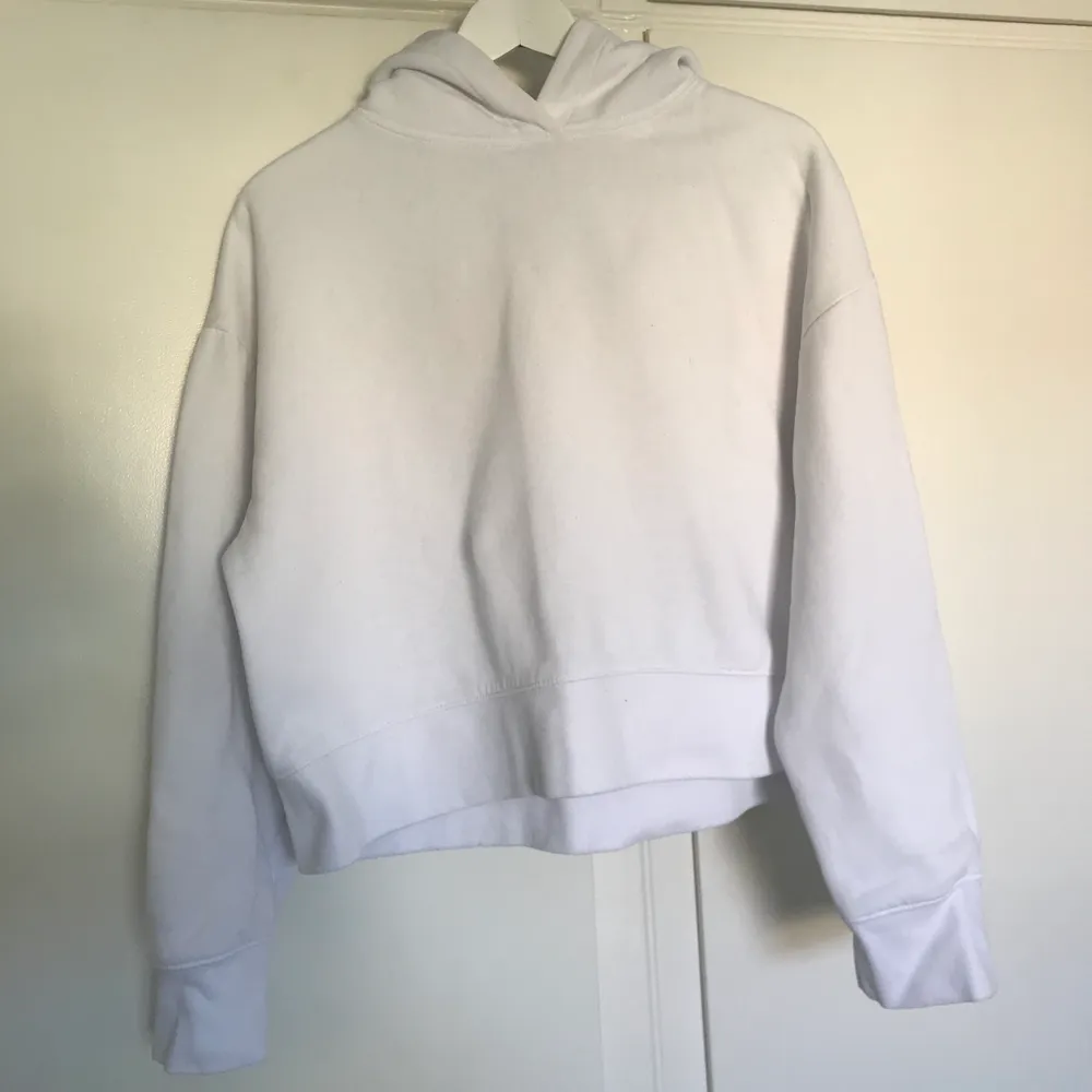Säljer min snygga vita hoodie från zara! Storlek L men tycker den är perfekt oversized på mig som är S! Säljer då den inte kommer till användning längre🥺🥺 skriv för fler bilder eller frågor!!✨✨😘. Hoodies.