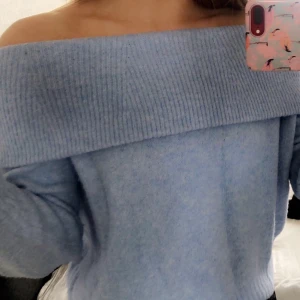 Stickad off-shoulder tröja  - Fin stickad off shoulder tröja i storlek xs men passar även s