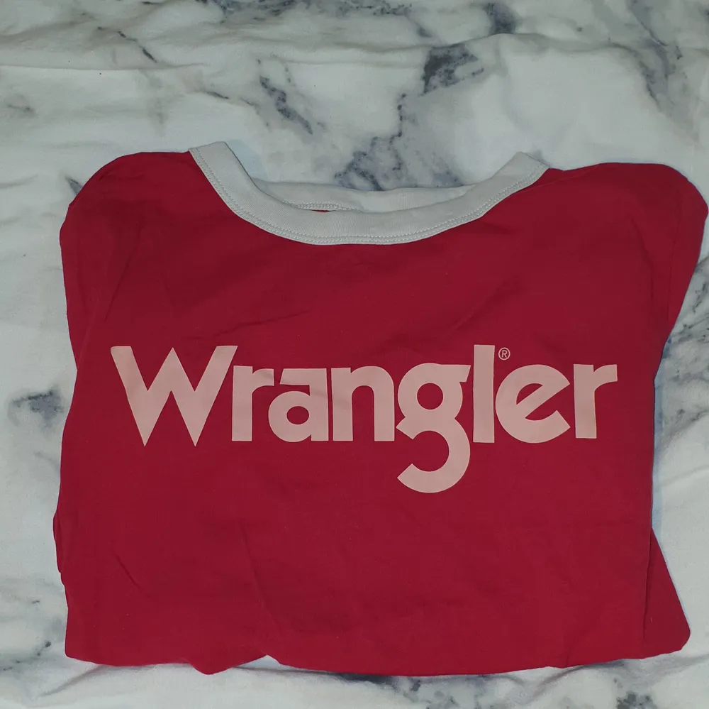 💓Jättefin röd wrangler tshirt säljes💓 Säljs då den inte kommit till användning. Tshirten är röd, texten är rosaaktig och sömmarna kring halsen och ärmarna är vita. Verkligen jättefin, men inte min stil längre. . T-shirts.