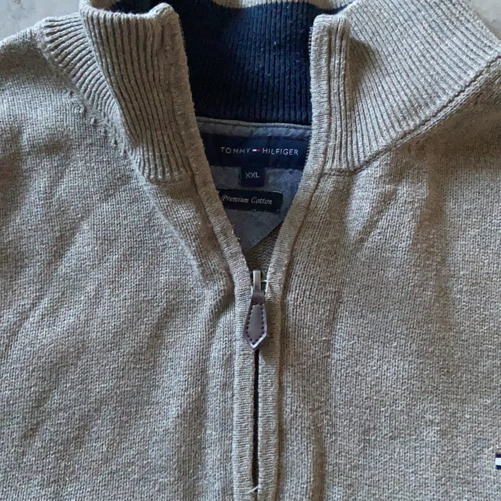 Det är en tomy hilfiger pullover sweater. Den är i storlek xxl men är mindre på. Den är nästan oanvänd, inga hål eller märken. Skick:10/10. Tröjor & Koftor.