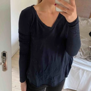 American vintage bas tröja - American Vintage långärmad tröja. V-ringning. Härligt material! Storlek S. Ink frakt