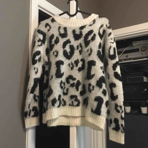  - Stickad tröja, väldigt bra kvalité! Köpt från Asos, använd 1 gång! 