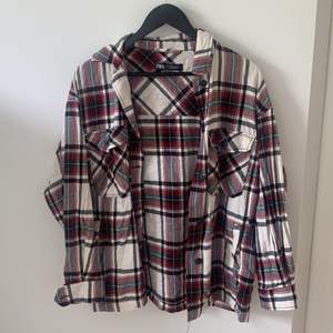 Rutig skjorta från Zara, perfekt plagg nu till hösten! Lite oversize i storleken, nästan helt oanvänd🧡