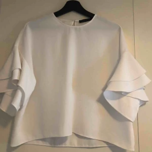  - Den perfekta vita toppen från Zara. Storlek M. 120kr inklusive frakt. 