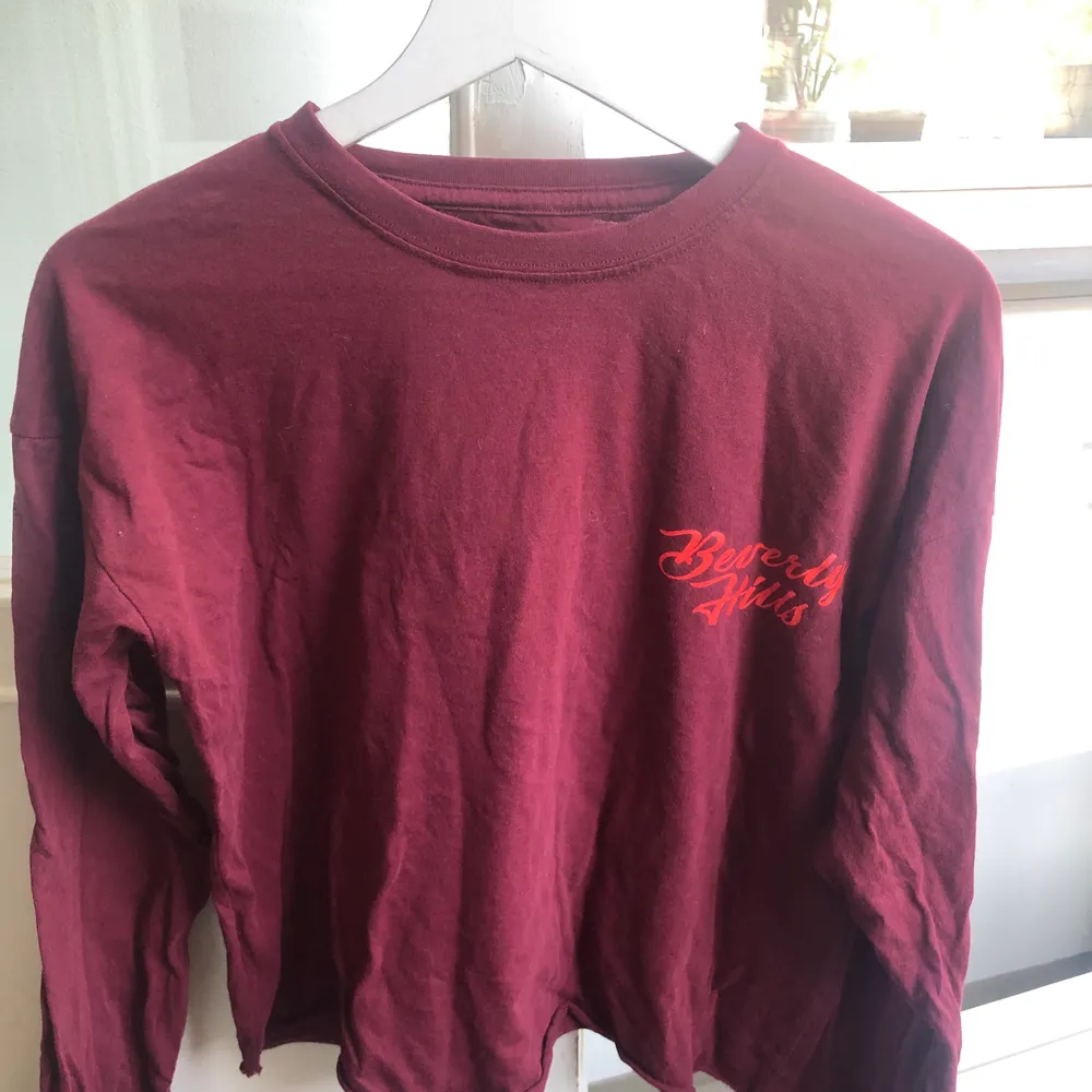 Cool långärmad tröja i en snygg vinröd nyans❤️ Tröjan är endast använd en gång, så den är i ett superskick! Den är lite oversized och väldigt tunn i materialet, viket är såå skönt🌹 Kan fraktas. T-shirts.