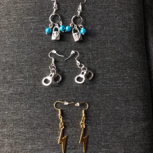 Handgjorda örhängen🤩 - Säljer dessa handgjorda oanvända örhängen för 60kr/st inklusive frakt💞💞💞 ❗️Örhängena med handbojorna är sålda❗️