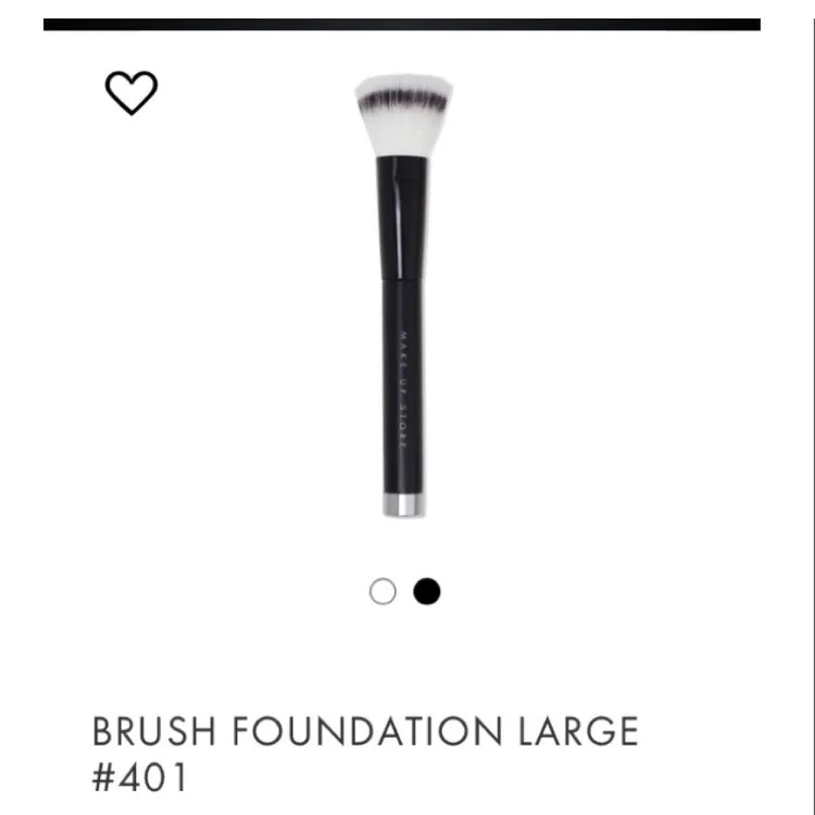Sminkborste från MAKE UP STORE med namnet ”foundation brush large 401”. Endast testad en gång, men rengjord efteråt såklart. Brukar inte använda smink, så den har ej kommit till användning.. Övrigt.