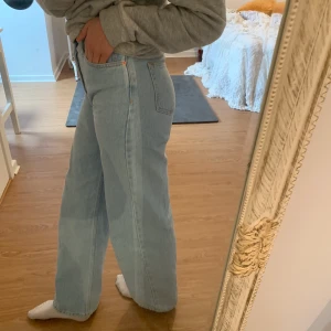 Junkyard jeans Wide leg Miami blue - Nästan helt oanvända jeans ifrån Junkyard i storlek 26 (säljer  för att dem är köpta i fel storlek) köparen står för frakten😊