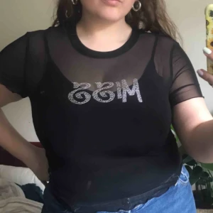  - En cool meshtopp från Behrska med kristalltryck på bröstet. Är i strl L men skulle säga att den är mer av en M. Har en liten fläck på framsidan men annars i fint skick. Kan mötas i Göteborg annars står köparen för frakten på 42kr💞⚡️