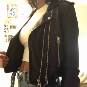 Vegansk skinnjacka XS/S - En vegansk skinnjacka i sprillans nyskick! Har aldrig använts och prislappen är kvar. Storleken är XS, men sitter bra på mig som inte brukar bära kläder mindre än S. Nypris är $128. Bild på prislapp skickas mer än gärna vid efterfrågan!💕