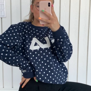 FILA tröja - unisex/killmodell, skitsnygg, ganska använd men i okej fint skick. 40kr frakt tillkommer! ❤️