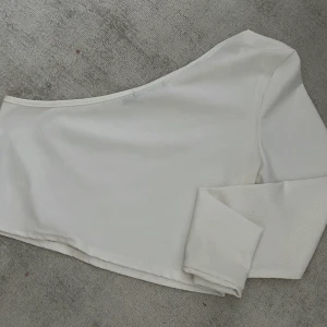 Vit  - En super clean vit kroppad topp från Bohoo, har redan en sån så säljer den andra! 