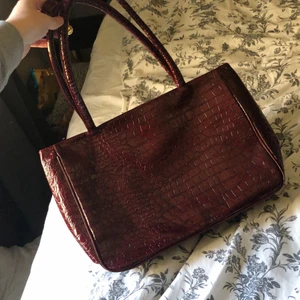 Väska  - As ball väska ifrån second hand 💗aldrig använd,lite röd lack färg typ. Frakt tillkommer på 55