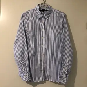 🦋Frakt ingår i priset🦋 Blå/vit randig skjorta i fint och skönt material från Tommy Hilfiger. Skjortan är i fint skick.