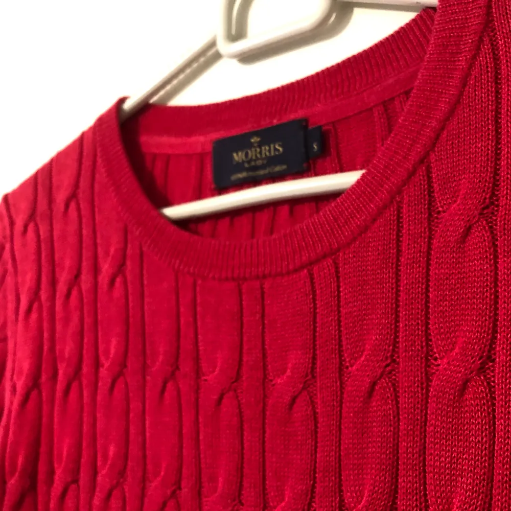 🦋Frakt ingår i priset🦋 Rödrosa kabelstickad tröja från Morris. Tröjan är supermysig och snygg samt i bra skick.. Stickat.