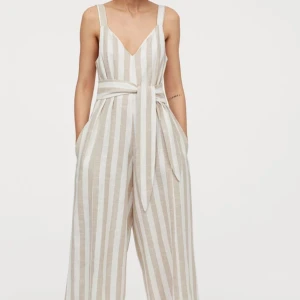 Byxdress i Linné / Jumpsuit - Byxdress i linnemix i storlek XS men passar även S. Använd endast 1 gång. Ordinarie pris:399kr, mitt pris endast 200kr.