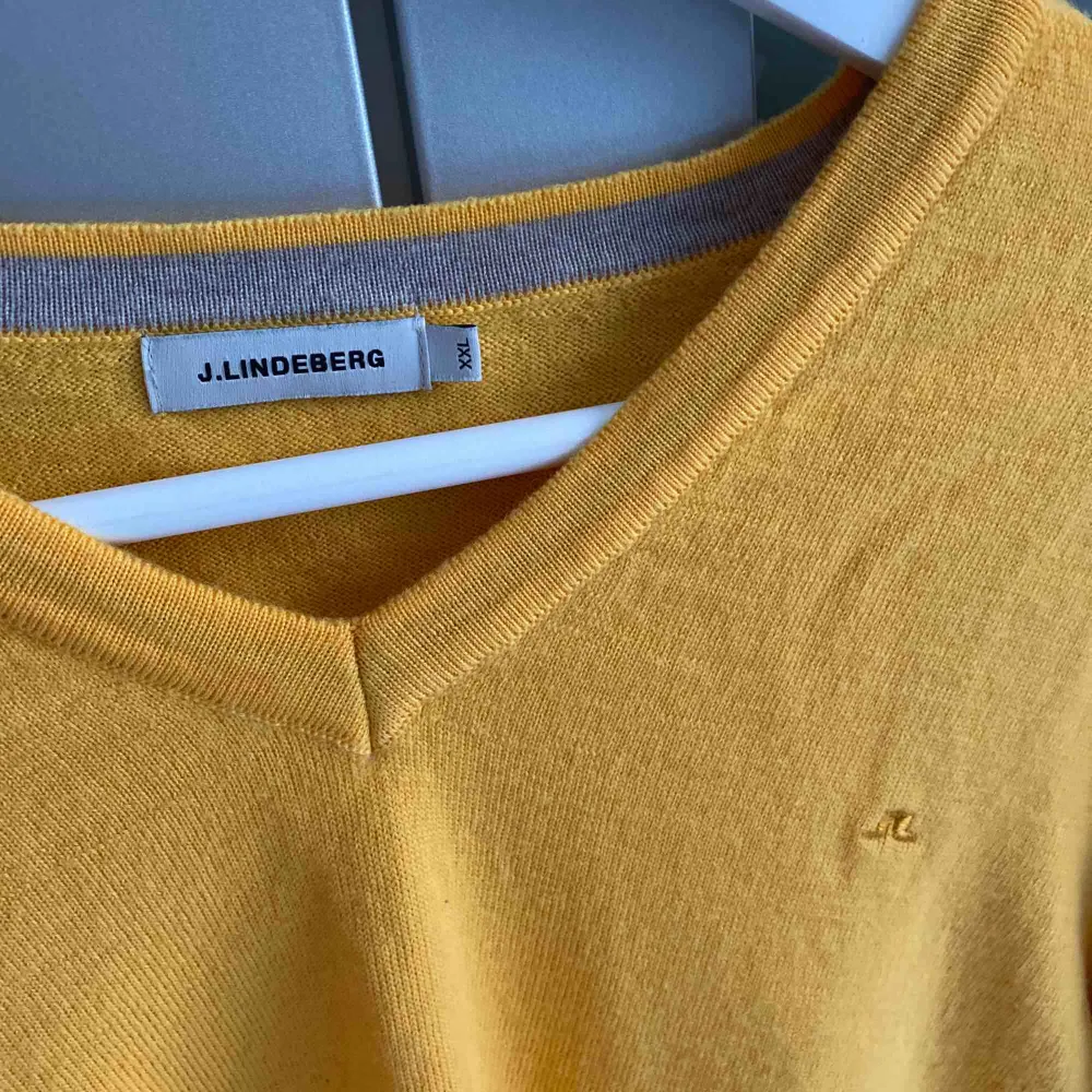 En senaps gul stickad tröja , mjukt material , nästan oanvänd , den sitter som en L , köparen betalar frakt. Toppar.