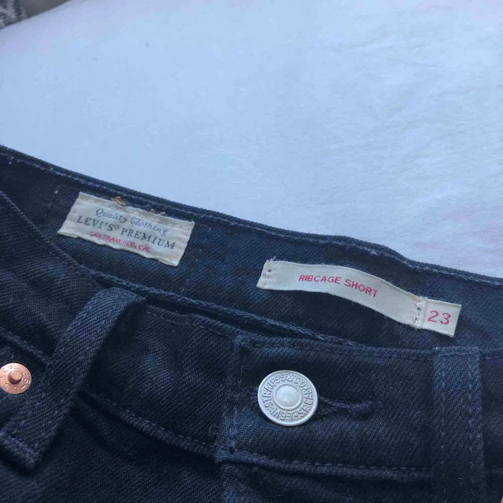 Levis shorts i storlek 23. Är använda ett fåtal gånger och är i nyskick. Säljer pga att dom inte passar mig. Köparen står för frakten.. Shorts.