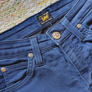 Lee jeans/jeggings  - Blåa Lee jeans. Står jeggings på lappen, se bild 3. Fejkfickor fram, vanliga djupa fickor på rumpan. Begagnade i bra skick, väldigt mjuka och sköna att ha på sig. Säljer pga för små. Frakt inräknad i priset!