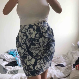  - Fin kjol som jag köpte second hand men sedan aldrig använde! Den lägger sig såå fint runt kroppen! Den har lite fläckar runt om, har inte provat att tvätta bort dem men det går säkert. 💙