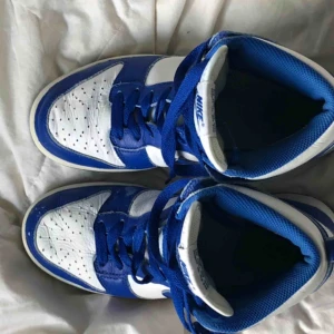  - Vintage dunks från 1999. Köpta på Plug me Please! Kvitto finns 💙 de var lite små för mig som brukar ha 39-40 så tror att de passar en 38-39 bäst! 