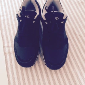  - Snygga Nike sneakers använt fåtal gånger. 
I väldigt gott skick! 
Priset kan diskuteras. Frakt tillkommer.
