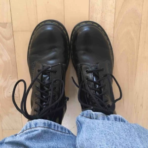Klassiska Dr Martens  - Säljer mina klassiska Dr. Martens i äkta skinn! Hur snygga som helst och riktigt fint skick☺️
