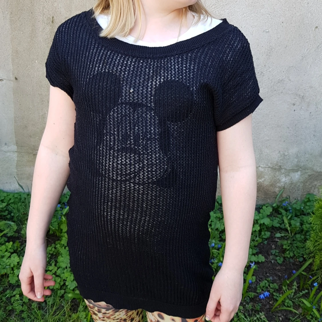 En lång tröja som är stikad